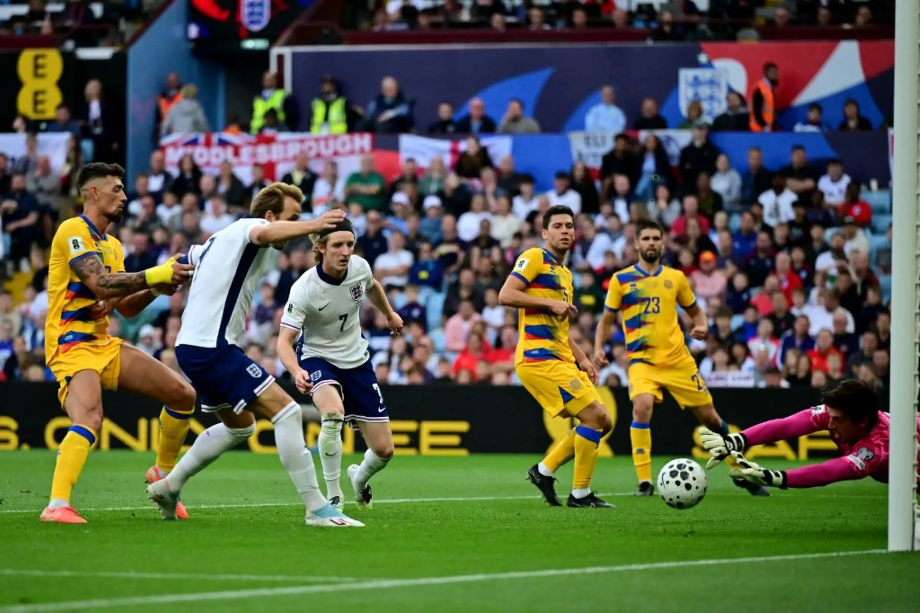 El centrocampista de Inglaterra, Anthony Gordon, realiza un tiro al arco durante el partido de clasificación para el Grupo K de la Copa del Mundo de 2026 entre Inglaterra y Andorra en Villa Park, Birmingham, el 6 de septiembre de 2025. Foto: AFP