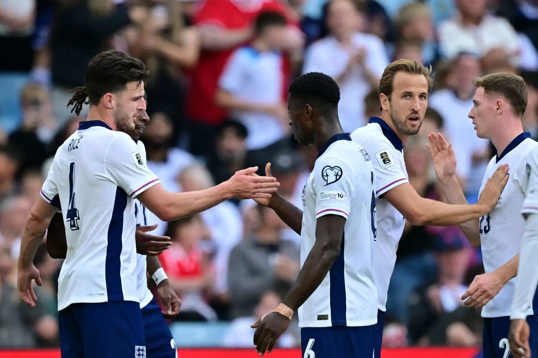 El mediocampista de Inglaterra, Declan Rice, celebra después de que el mediocampista de Andorra, Christian García, anotara un autogol durante el partido de clasificación para el Grupo K de la Copa del Mundo 2026 entre Inglaterra y Andorra en Villa Park, Birmingham, el 6 de septiembre de 2025. Foto: AFP