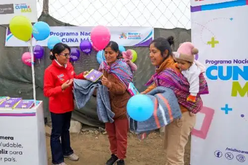 Niñas y niños usuarios de Cuna Más recibieron kit de abrigo para prevenir los efectos de las bajas temperaturas. Foto: Cuna Más