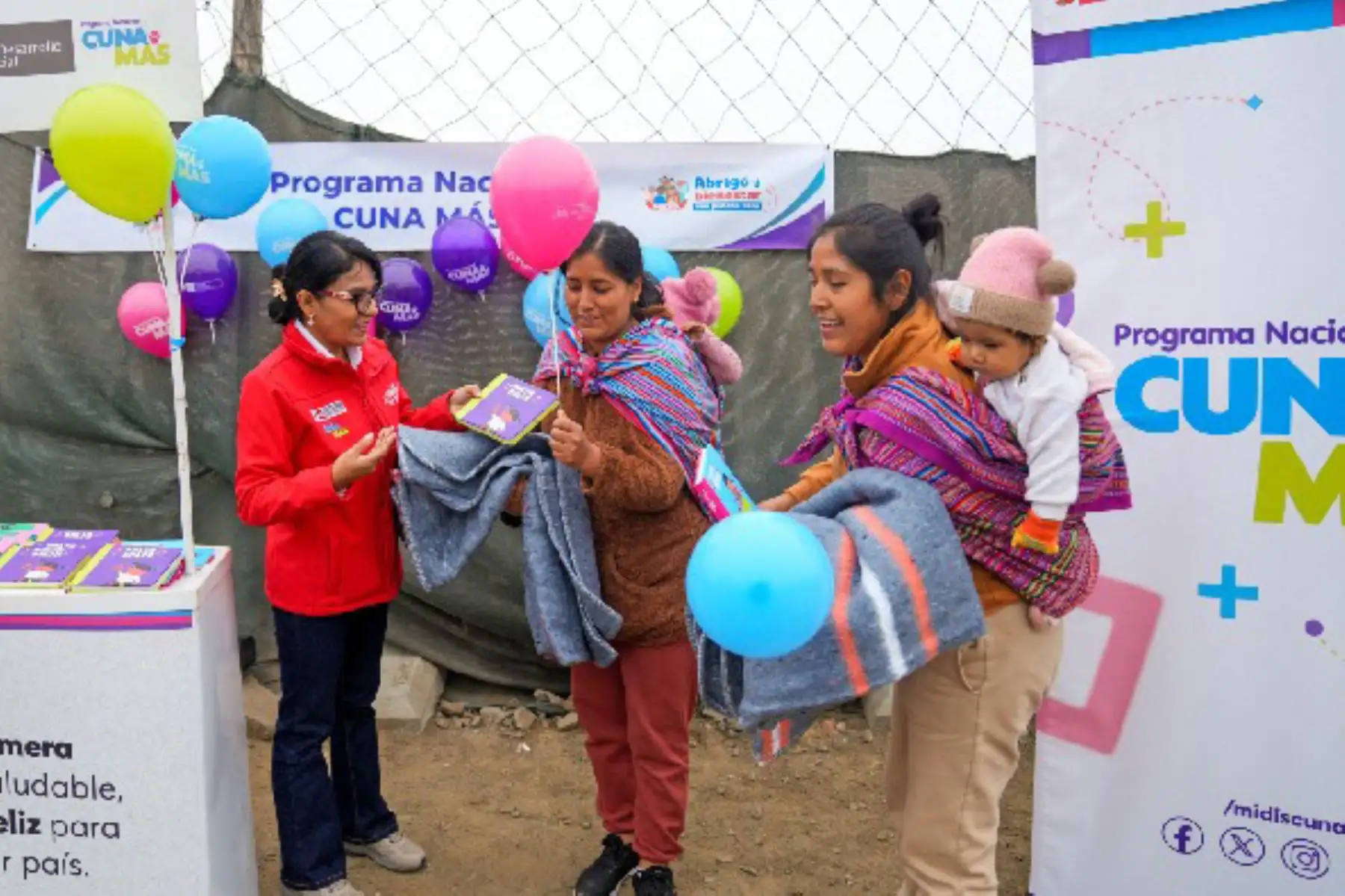 Niñas y niños usuarios de Cuna Más recibieron kit de abrigo para prevenir los efectos de las bajas temperaturas. Foto: Cuna Más
