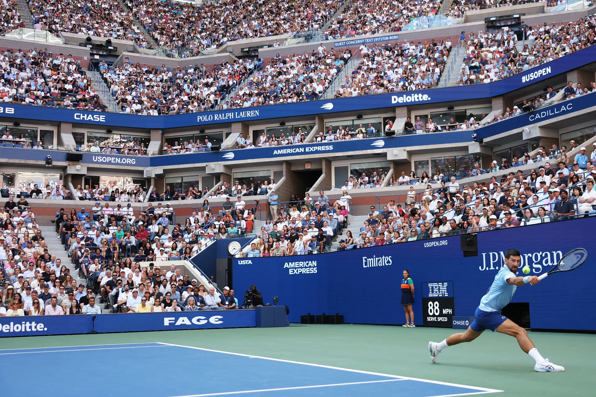 Novak Djokovic de Serbia regresa contra Carlos Alcaraz de España durante su partido de semifinales masculina en la decimotercera jornada del Abierto de Estados Unidos 2025 en el Centro Nacional de Tenis Billie Jean King de la USTA .
Foto: AFP