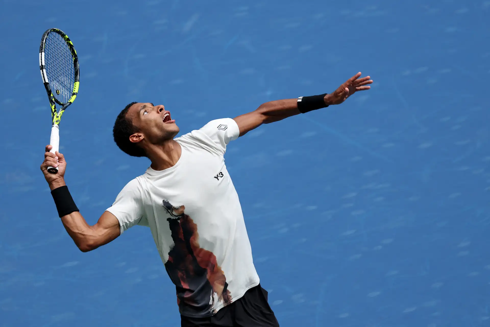 Felix Auger-Aliassime, de Canadá, le sirve a Alex de Minaur, de Australia, durante su partido de cuartos de final masculino en la undécima jornada del Abierto de Estados Unidos 2025, en el Centro Nacional de Tenis Billie Jean King de la USTA.
Foto: AFP