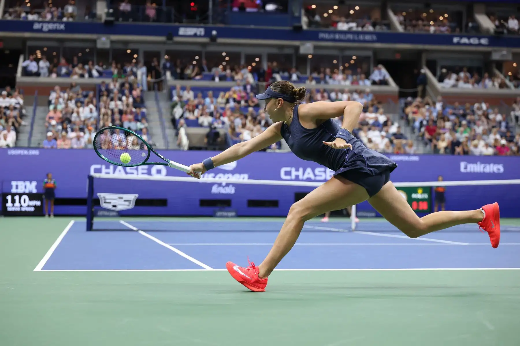 La estadounidense Amanda Anisimova regresa contra Aryna Sabalenka durante su partido de la final individual femenina en el decimocuarto día del Abierto de Estados Unidos 2025 en el Centro Nacional de Tenis Billie Jean King de la USTA.
Foto AFP