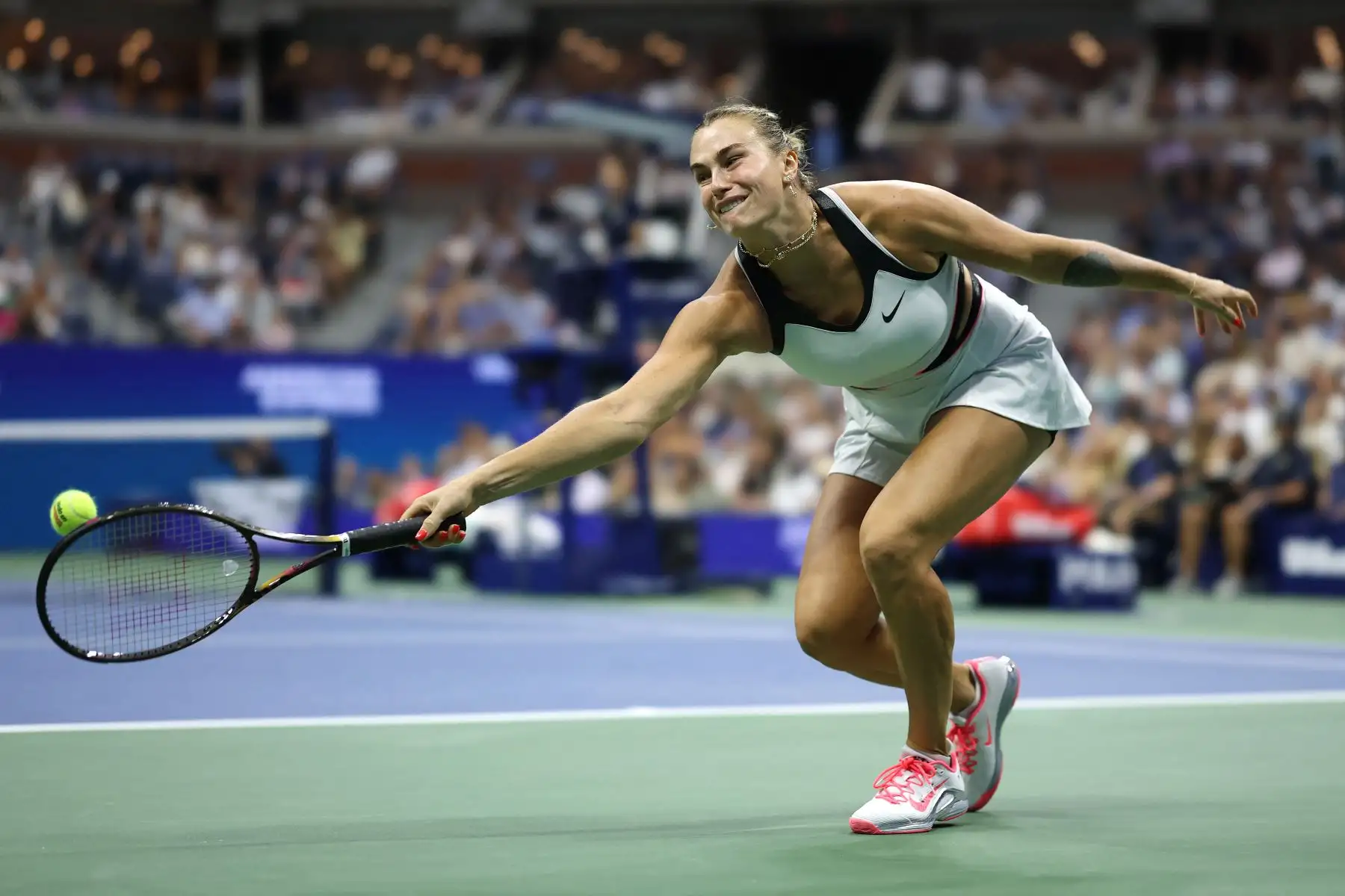 Aryna Sabalenka regresa contra Amanda Anisimova de Estados Unidos durante su partido de la final individual femenina en el decimocuarto día del Abierto de Estados Unidos 2025 en el Centro Nacional de Tenis Billie Jean King de la USTA.
Foto: AFP