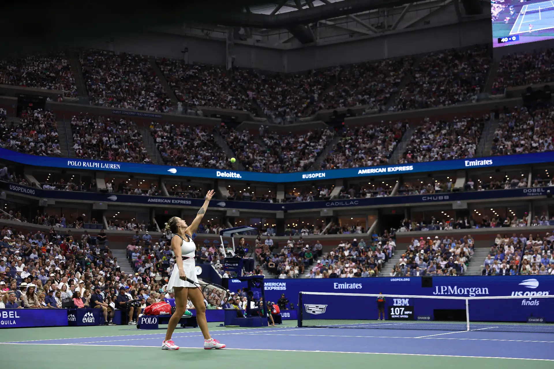 Aryna Sabalenka saca contra Amanda Anisimova, de Estados Unidos, durante la final individual femenina de la decimocuarta jornada del Abierto de Estados Unidos 2025 en el Centro Nacional de Tenis Billie Jean King de la USTA.
Foto: AFP