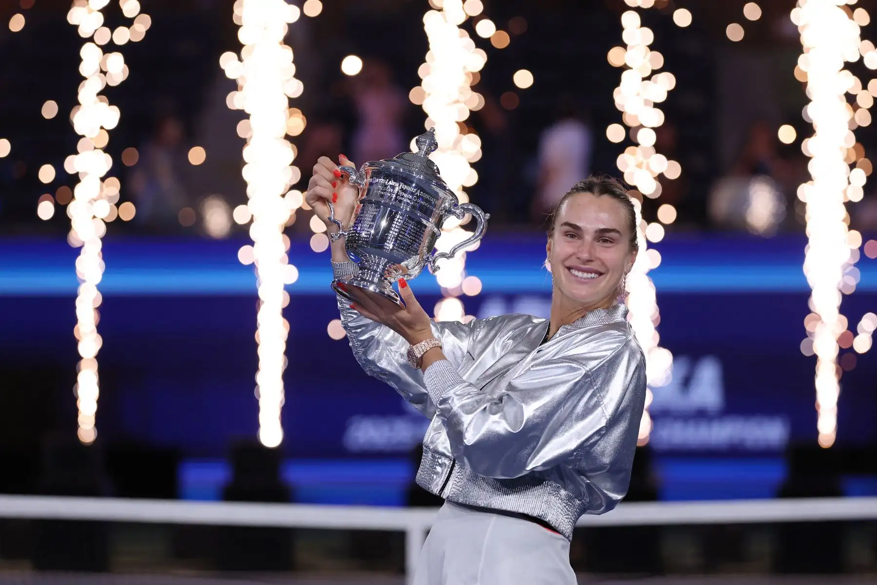 Aryna Sabalenka posa con su trofeo tras derrotar a Amanda Anisimova de Estados Unidos durante la final individual femenina del decimocuarto día del Abierto de Estados Unidos 2025 en el Centro Nacional de Tenis Billie Jean King de la USTA.
Foto: AFP