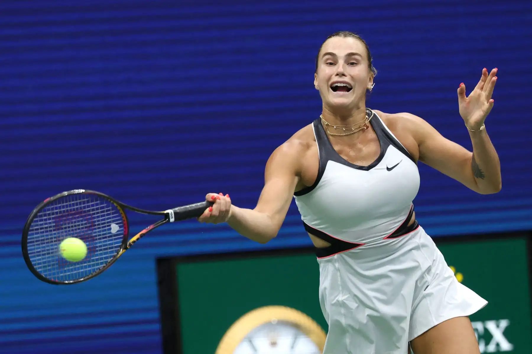 La bielorrusa Aryna Sabalenka devuelve un golpe de derecha a la estadounidense Amanda Anisimova durante la final individual femenina de tenis, en el decimocuarto día del Abierto de Estados Unidos, en el Centro Nacional de Tenis Billie Jean King de la USTA, en la ciudad de Nueva York.
Foto: AFP