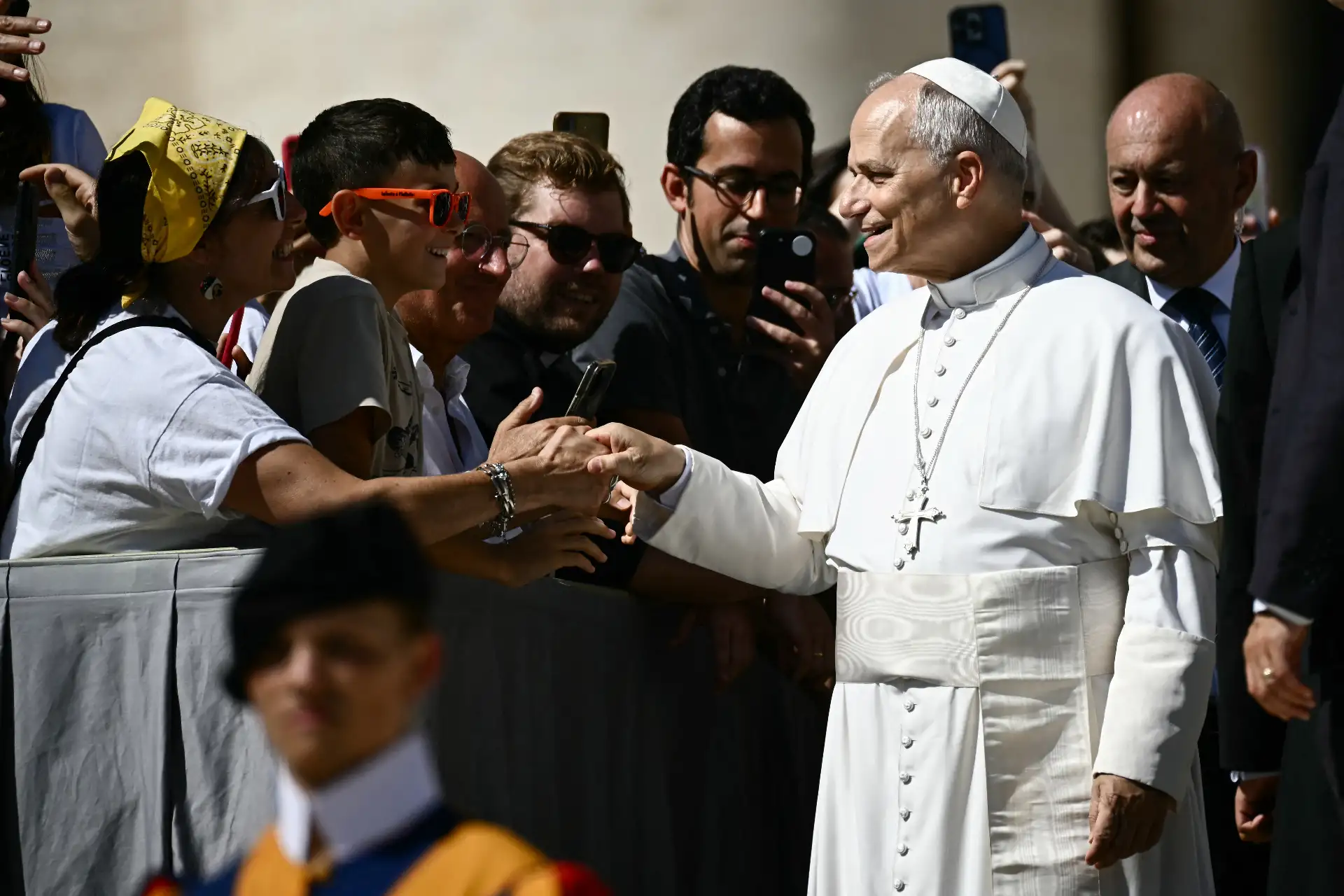 El Papa León XIV saluda a los fieles durante una audiencia jubilar en la Plaza de San Pedro en el Vaticano.
Foto: AFP