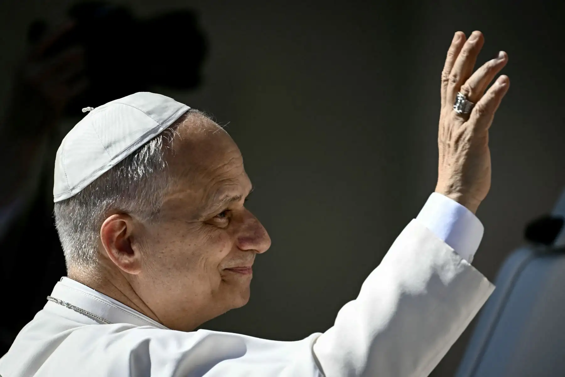 El Papa León XIV saluda a los fieles durante una audiencia jubilar en la Plaza de San Pedro en el Vaticano.
Foto: AFP