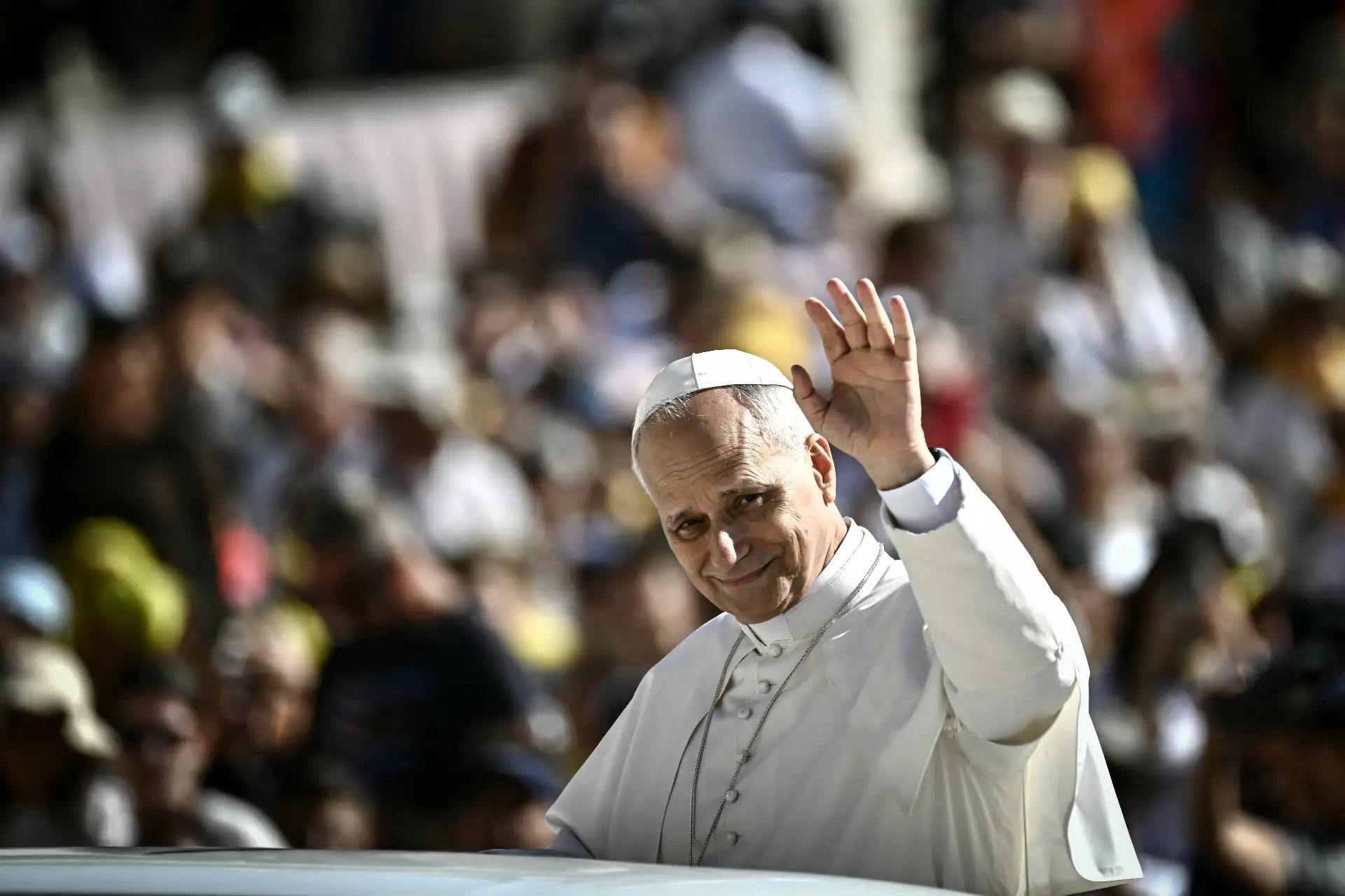 El Papa León XIV saluda a los fieles durante una audiencia jubilar en la Plaza de San Pedro