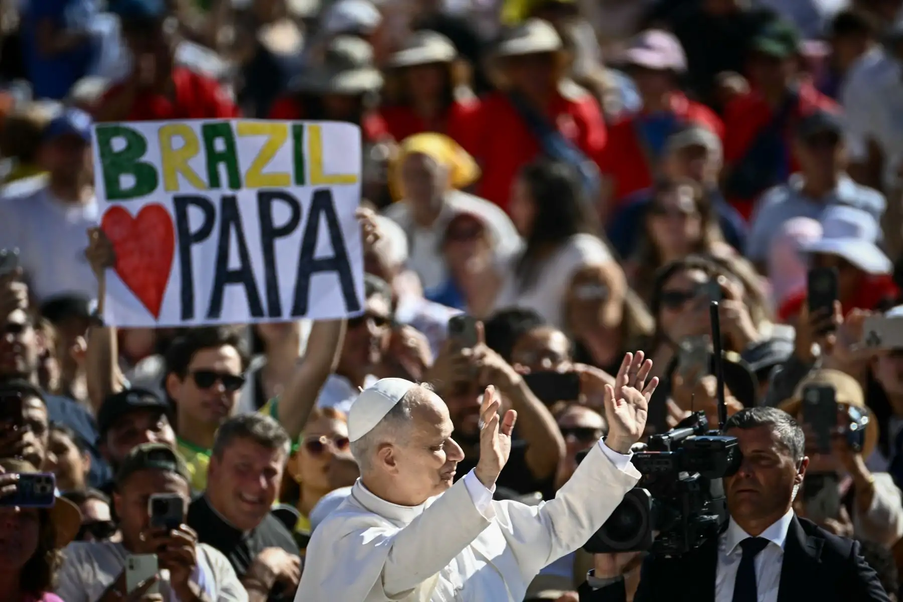 El Papa León XIV saluda a los fieles durante una audiencia jubilar en la Plaza de San Pedro en el Vaticano.
Foto: AFP