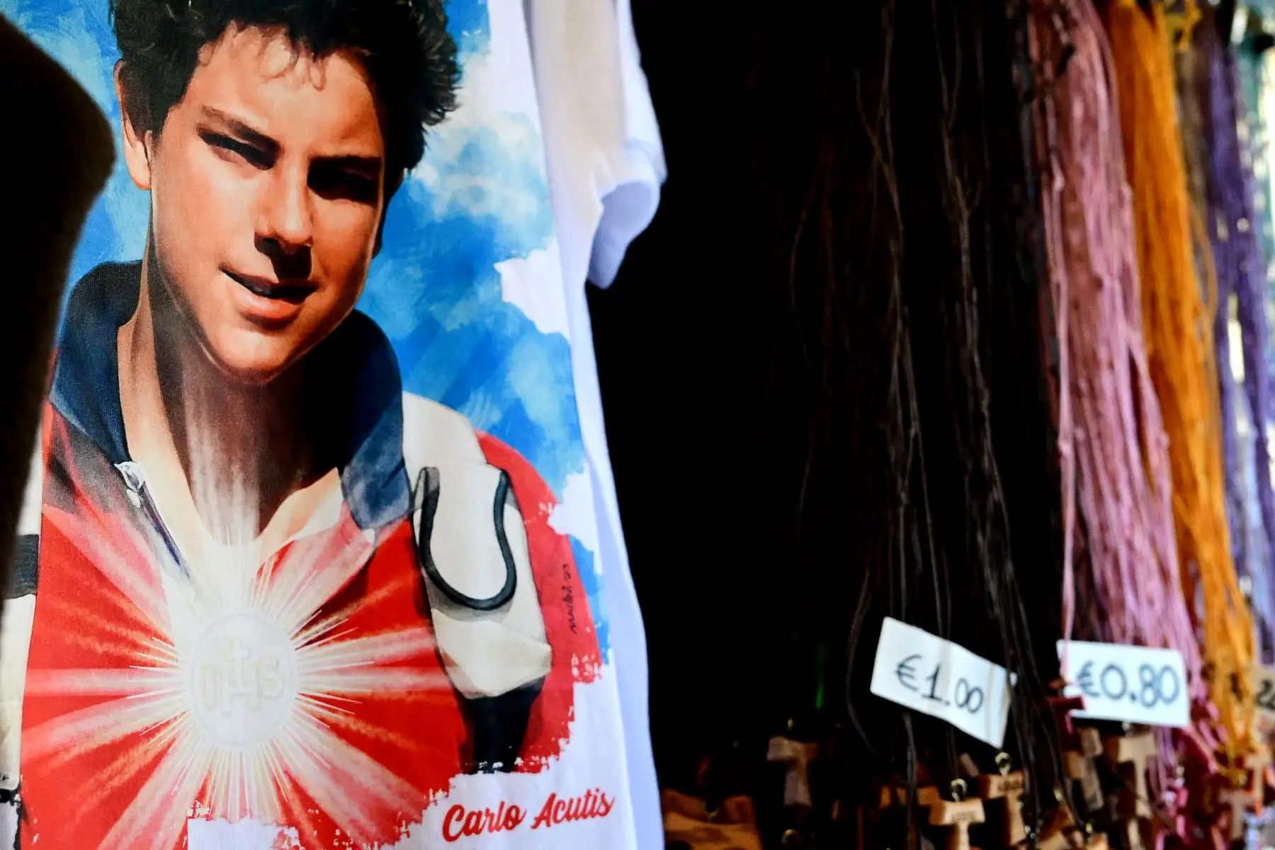 Carlo Acutis, un adolescente que dedicó su vida a difundir su fe en línea, lo que le valió el apodo de "Influencer de Dios", se imprimen en recuerdos en una tienda de Asís donde se exhibe Acutis. Foto: AFPAFP