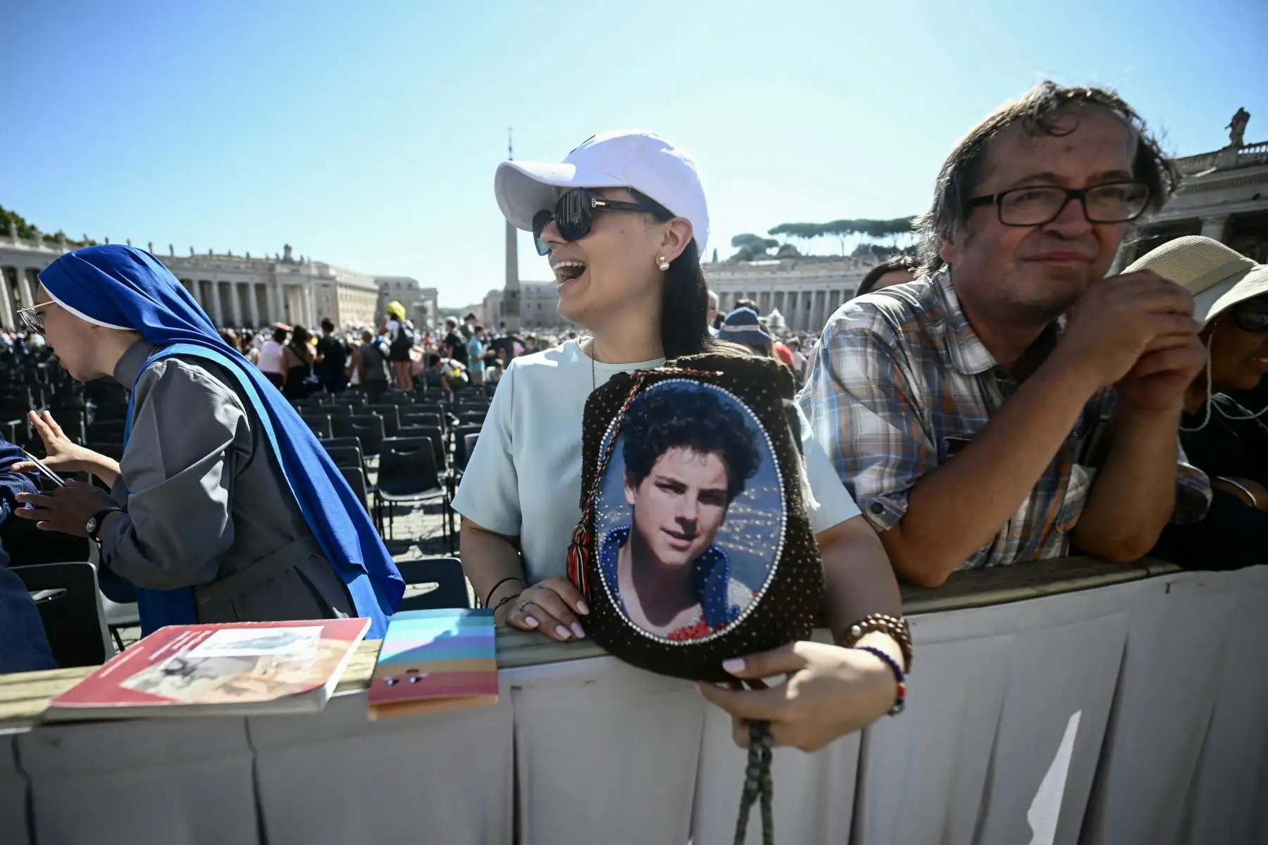 Un fiel sostiene un retrato del difunto beato Carlo Acutis, un adolescente que dedicó su vida a difundir su fe en línea, ganándose el apodo de "Influencer de Dios", durante una audiencia jubilar en la Plaza de San Pedro del Vaticano.
Foto: AFP