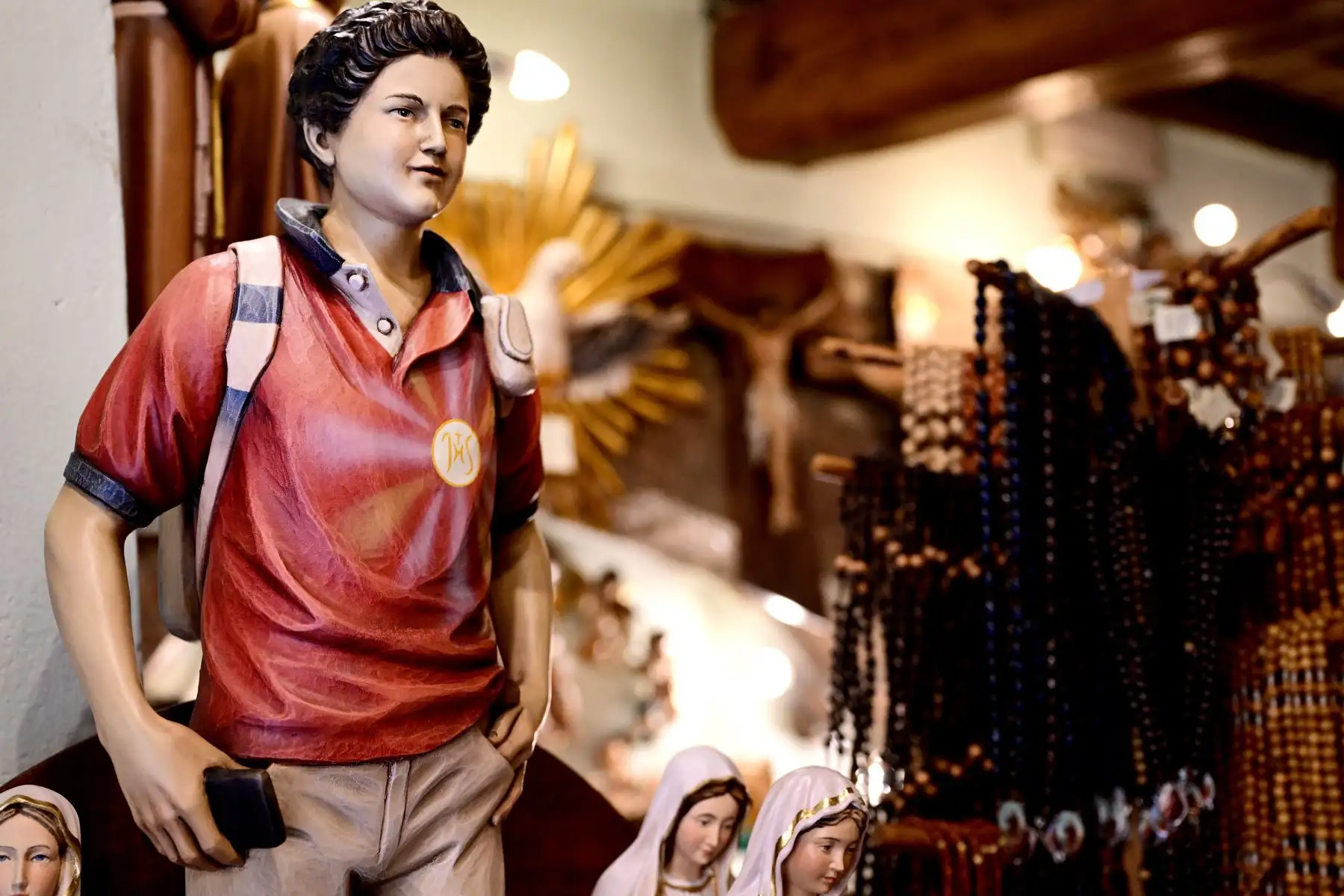 Figuras del beato Carlo Acutis, un adolescente que dedicó su vida a difundir su fe en línea, lo que le valió el apodo de "Influencer de Dios", estarán a la venta en una tienda de recuerdos de Asís donde se exhibe Acutis.
Foto: AFP