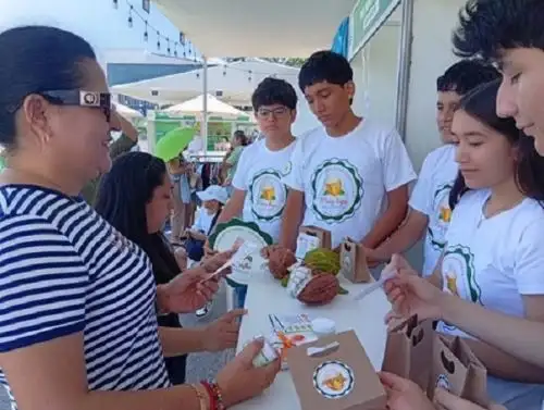Estudiantes del tercero de secundaria del colegio San Antonio de Padua de Tarapoto impulsan un innovador emprendimiento que tiene como su producto estrella una crema hidratante elaborada a base de mucílago de cacao. ANDINA/Difusión