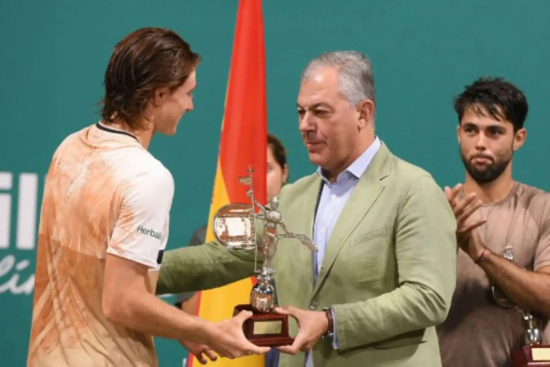 El peruano Ignacio Buse se coronó campeón del Challenger 125 de Sevilla 2025 en España, tras derrotar en una intensa final al argentino Genaro Alberto Olivieri (#259 ATP) por 6-3, 3-6 y 6-3 en dos horas y 15 minutos de juego.Foto: Copa Sevilla