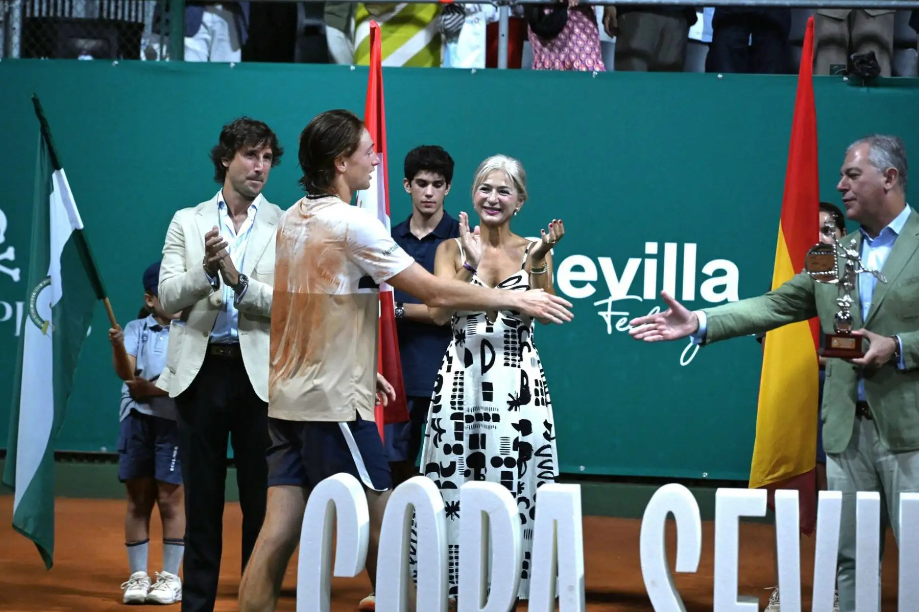 El peruano Ignacio Buse se coronó campeón del Challenger 125 de Sevilla 2025 en España, tras derrotar en una intensa final al argentino Genaro Alberto Olivieri (#259 ATP) por 6-3, 3-6 y 6-3 en dos horas y 15 minutos de juego.Foto: Copa Sevilla