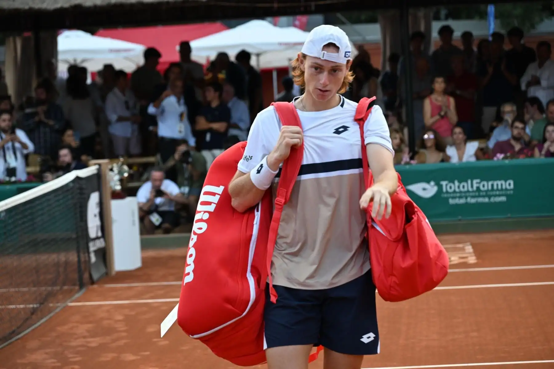El peruano Ignacio Buse se coronó campeón del Challenger 125 de Sevilla 2025 en España, tras derrotar en una intensa final al argentino Genaro Alberto Olivieri (#259 ATP) por 6-3, 3-6 y 6-3 en dos horas y 15 minutos de juego.Foto: Copa Sevilla