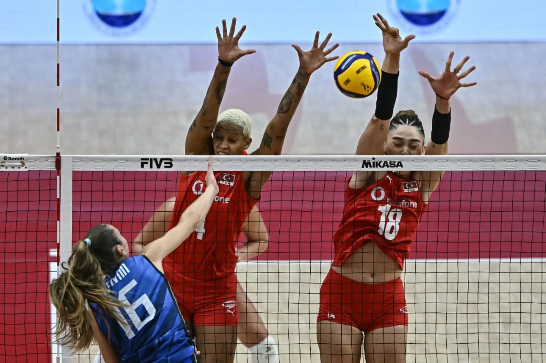 La número 16 de Italia, Stella Nervini, remata el balón mientras las número 04 y 18 de Turquía, Melissa Teresa Vargas y Zehra Gunes, intentan bloquearlo durante el partido final del Campeonato Mundial de Voleibol Femenino 2025 en Bangkok el 7 de septiembre. Foto: AFP