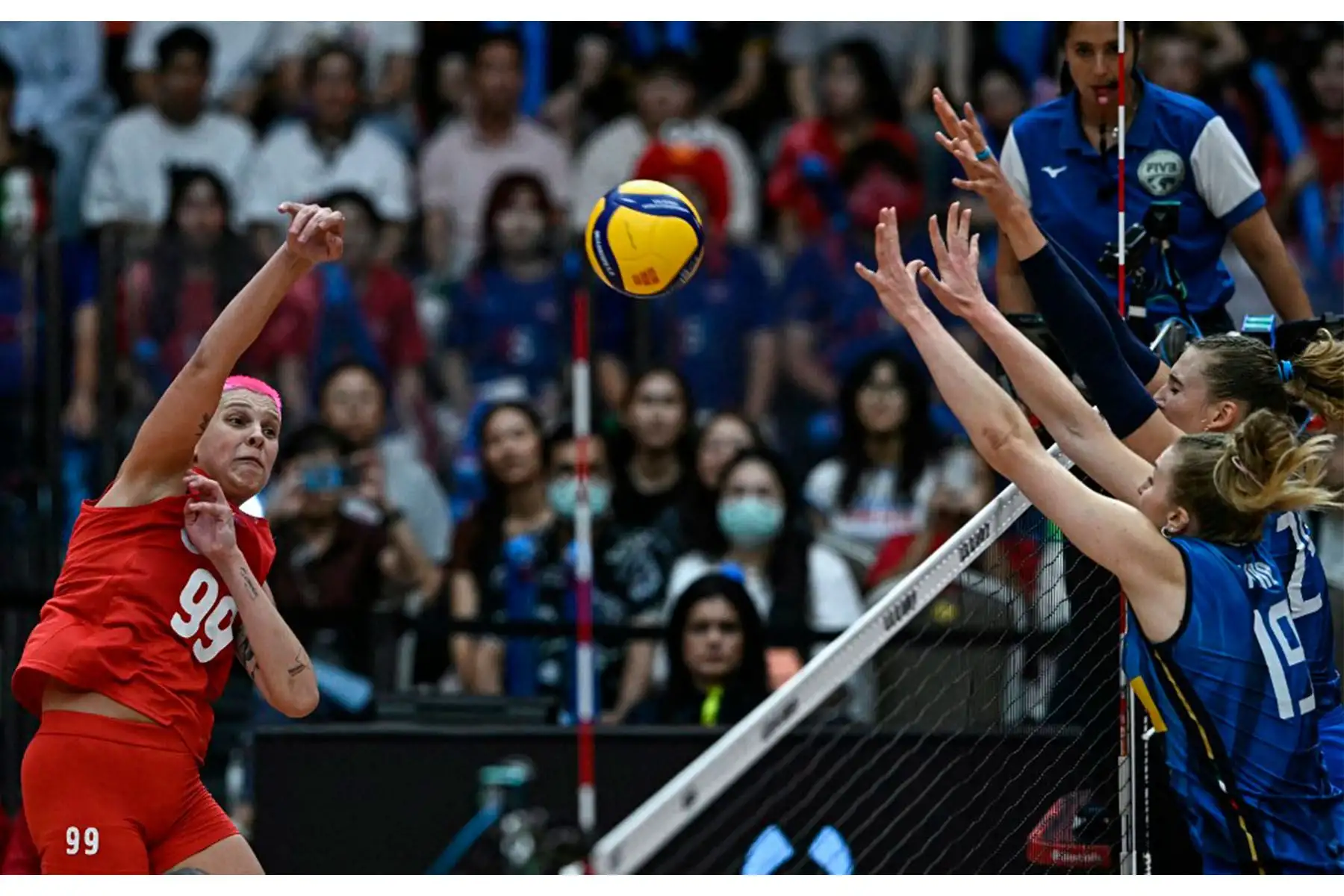 La turca Ebrar Karakurt remata el balón mientras las italianas Sarah Luisa Fahr y Ekaterina Antropova intentan bloquearlo durante el partido final del Campeonato Mundial de Voleibol Femenino 2025 en Bangkok el 7 de septiembre. Foto: AFP