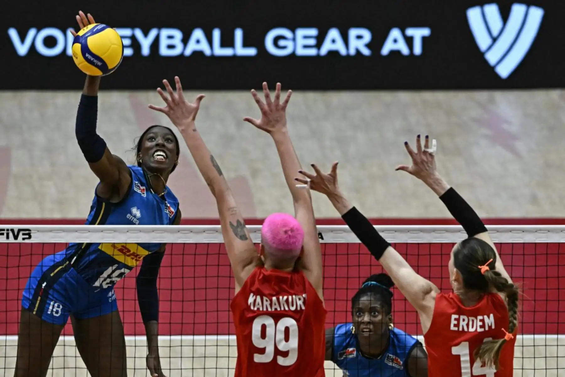 La número 18 de Italia, Paola Ogechi Egonu, remata el balón mientras las número 99 y 14 de Turquía, Ebrar Karakurt y Eda Erdem Dundar, intentan bloquearlo durante el último partido del Campeonato Mundial de Voleibol Femenino 2025 en Bangkok el 7 de septiembre. Foto: AFP