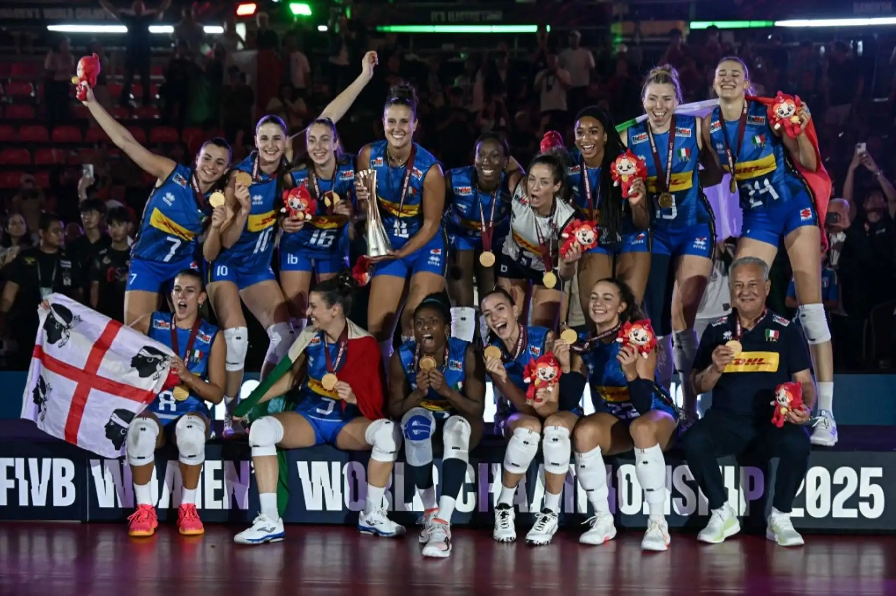 El equipo de Italia posa con sus medallas de oro después de ganar el partido final contra Turquía en el Campeonato Mundial de Voleibol Femenino 2025 en Bangkok el 7 de septiembre. Foto: AFP