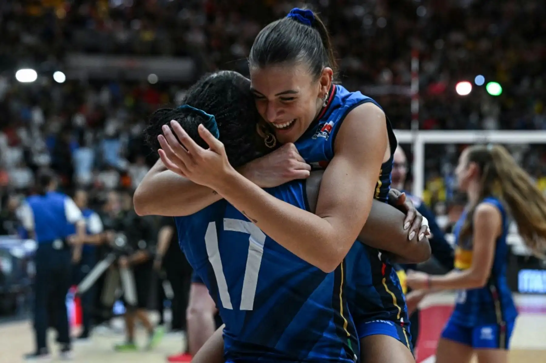 Las númerso 8 y 17 de Italia, Alessia Orro y Myriam Fatime Sylla, celebran su victoria contra Turquía al final del partido final del Campeonato Mundial de Voleibol Femenino 2025 en Bangkok el 7 de septiembre. Foto: AFP