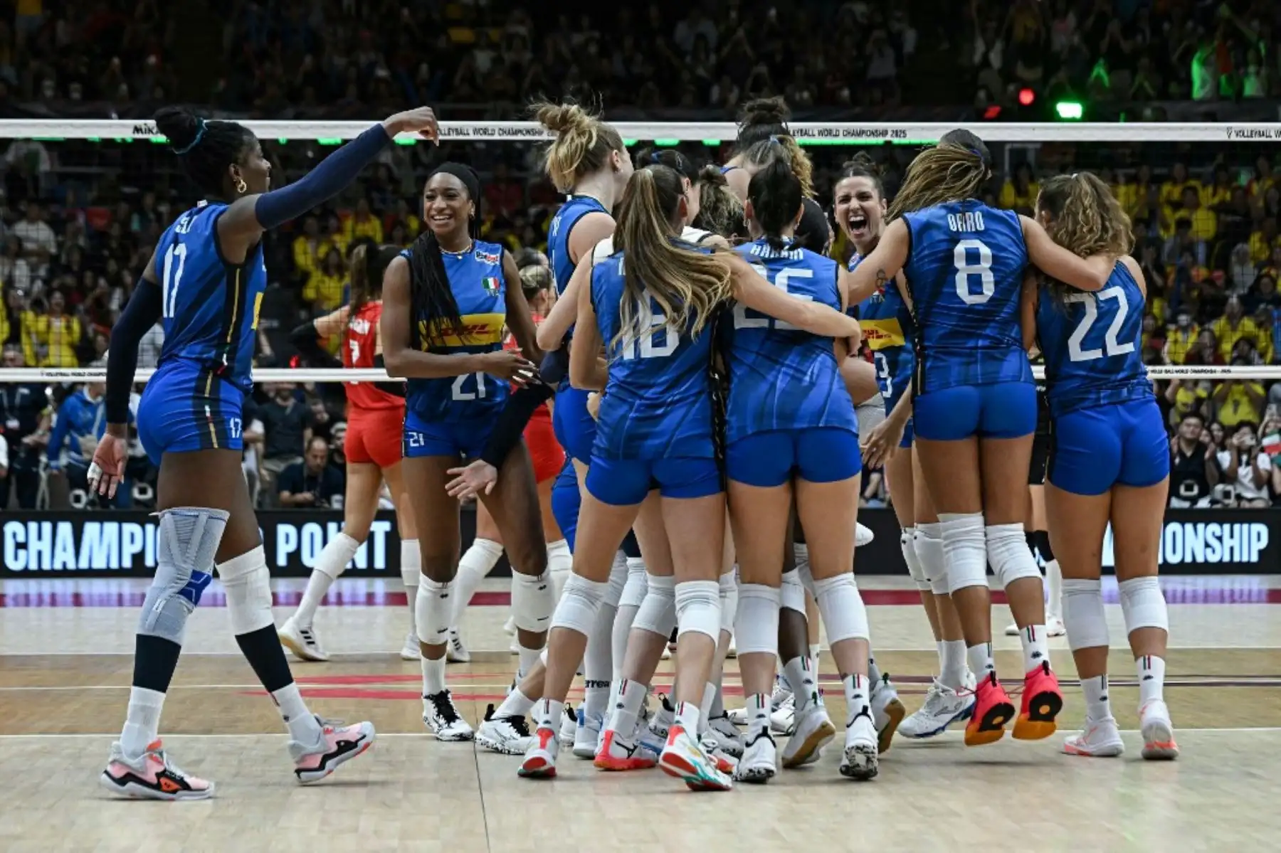 El equipo de Italia celebra la victoria contra Turquía culminado el partido final del Campeonato Mundial de Voleibol Femenino 2025 en Bangkok el 7 de septiembre. Foto: AFP