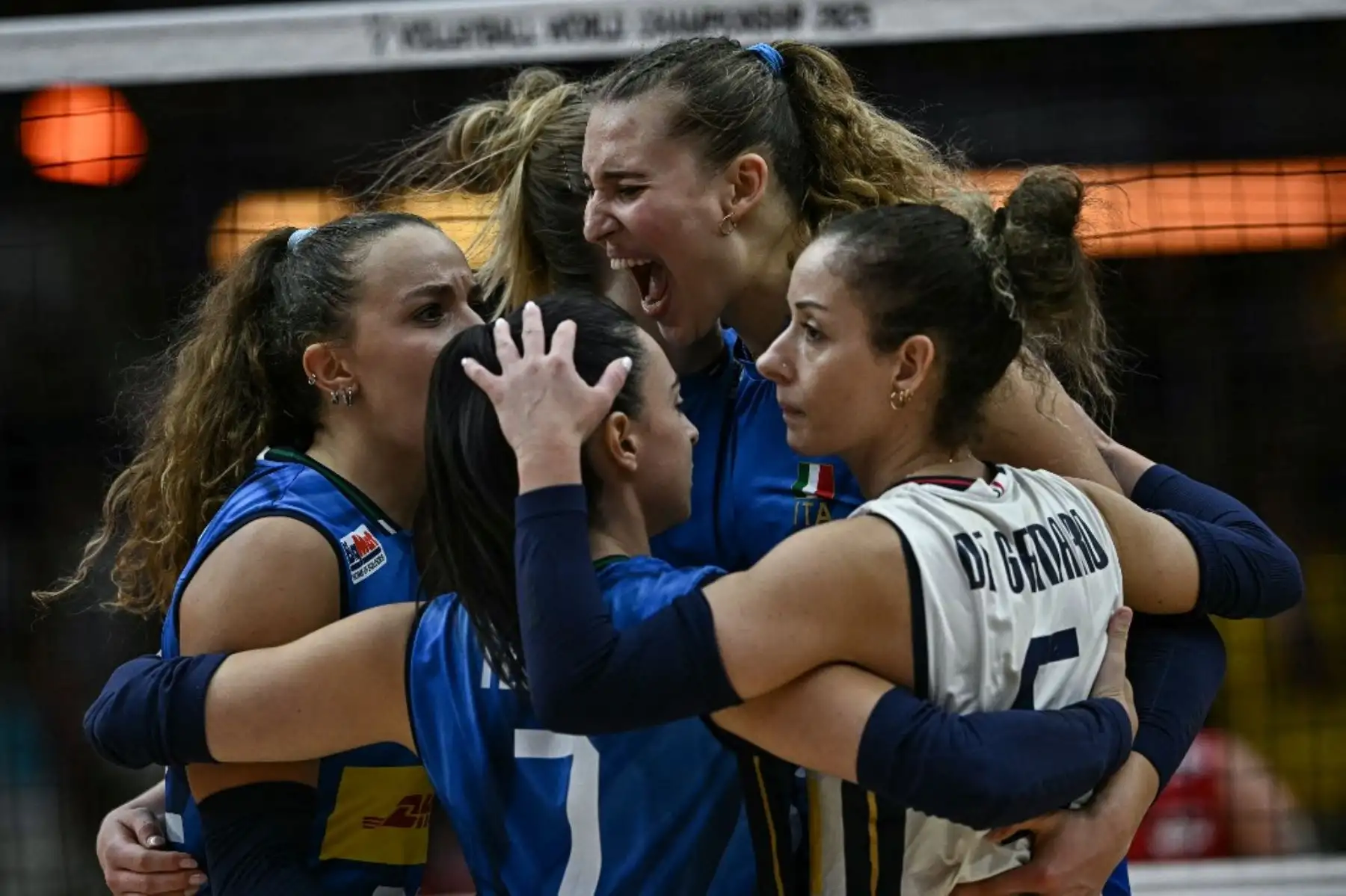 El equipo de Italia celebra una anotación contra Turquía durante el partido final del Campeonato Mundial de Voleibol Femenino 2025 en Bangkok el 7 de septiembre. Foto: AFP