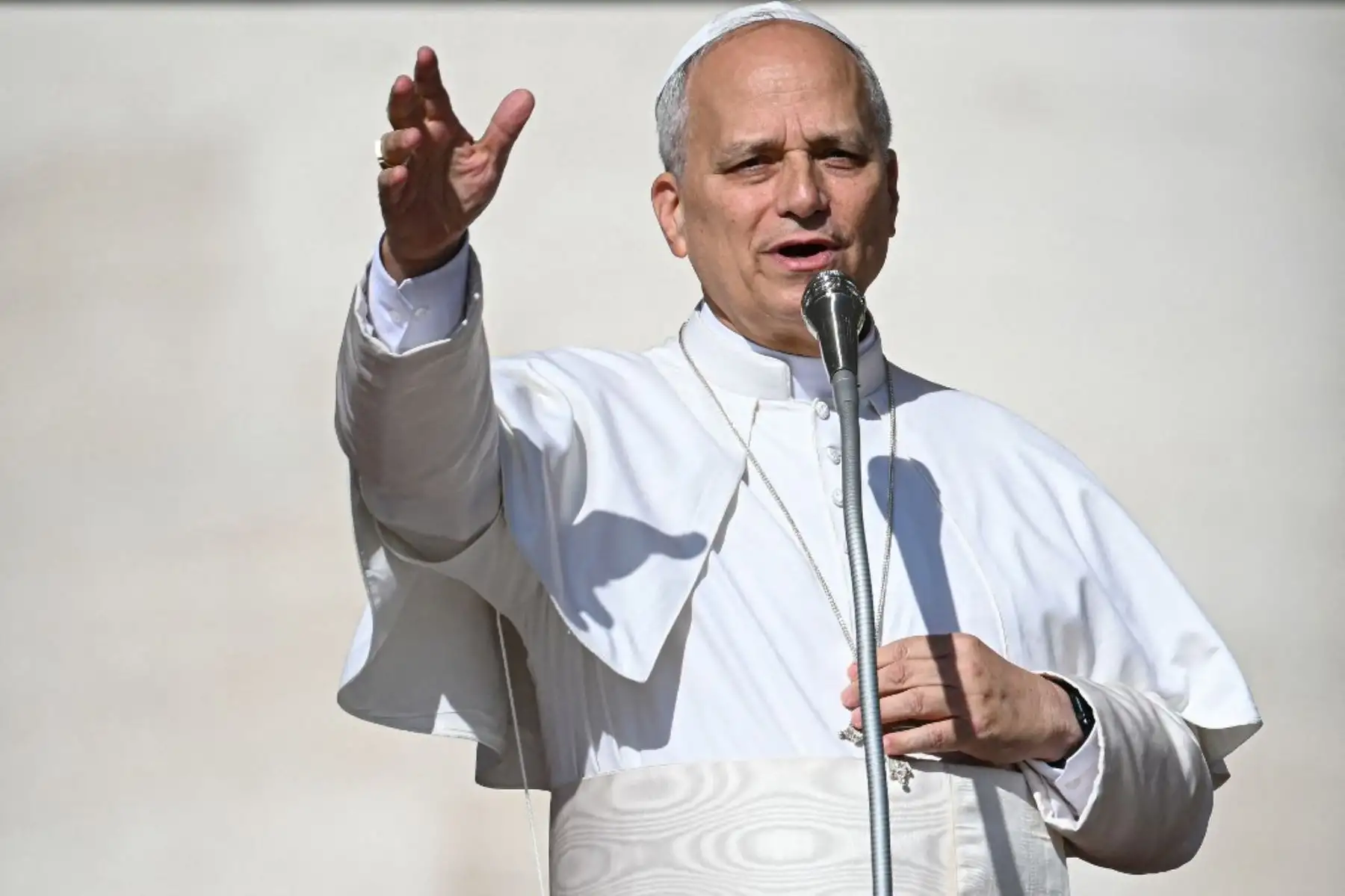 El Papa León XIV se dirige a los fieles antes de la Santa Misa y la ceremonia de canonización de los beatos Carlo Acutis y Pier Giorgio Frassati en la Plaza de San Pedro del Vaticano. Un adolescente italiano, apodado "el Influencer de Dios", se convirtió en el primer santo milenial el domingo en una canonización a la que asistieron miles de peregrinos. Foto: AFP