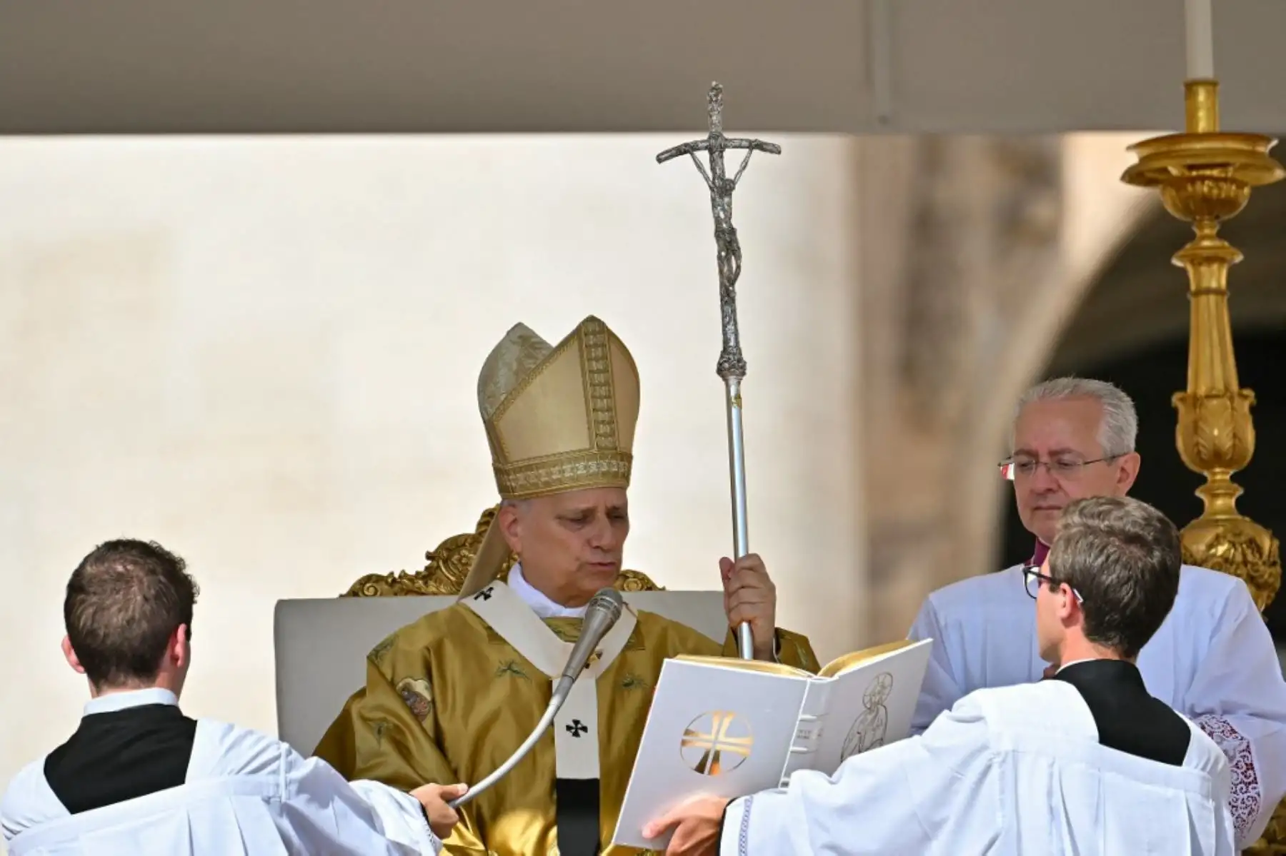 El Papa León XIV preside la Santa Misa y la canonización de los Beatos Carlo Acutis y Pier Giorgio Frassati en la Plaza de San Pedro del Vaticano. Un adolescente italiano, apodado "el Influencer de Dios", se convirtió en el primer santo milenial el domingo en una canonización a la que asistieron miles de peregrinos. Foto: AFP