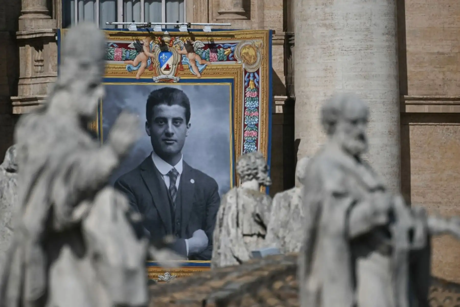 Un retrato del difunto Pier Giorgio Frassati se exhibe en la fachada de la Basílica de San Pedro del Vaticano durante la Santa Misa por su canonización el 7 de septiembre de 2025. Fue un entusiasta del montañismo que falleció en 1925 y fue conocido por su compromiso social y espiritual. Foto: AFP