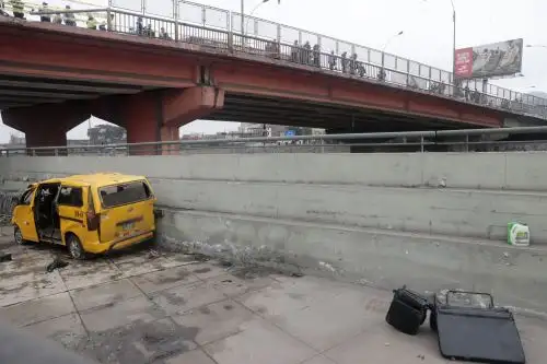 Av Abancay: miniván cae del puente Ricardo Palma al Parque La Muralla y deja 8 heridos