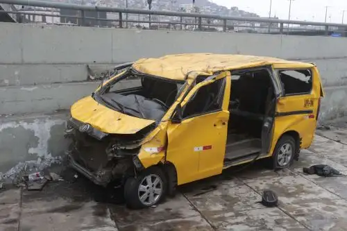 Av. Abancay: miniván cae del puente Ricardo Palma al Parque La Muralla y deja 8 heridos