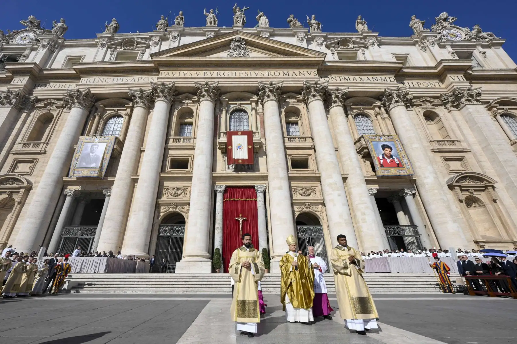 El Papa León XIV en la Plaza de San Pedro durante la ceremonia de canonización de los beatos Pier Giorgio Frassati y Carlo Acutis, quienes fueron proclamados santos en el Vaticano, el 7 de septiembre de 2025. Foto: Vatican Media / EFE