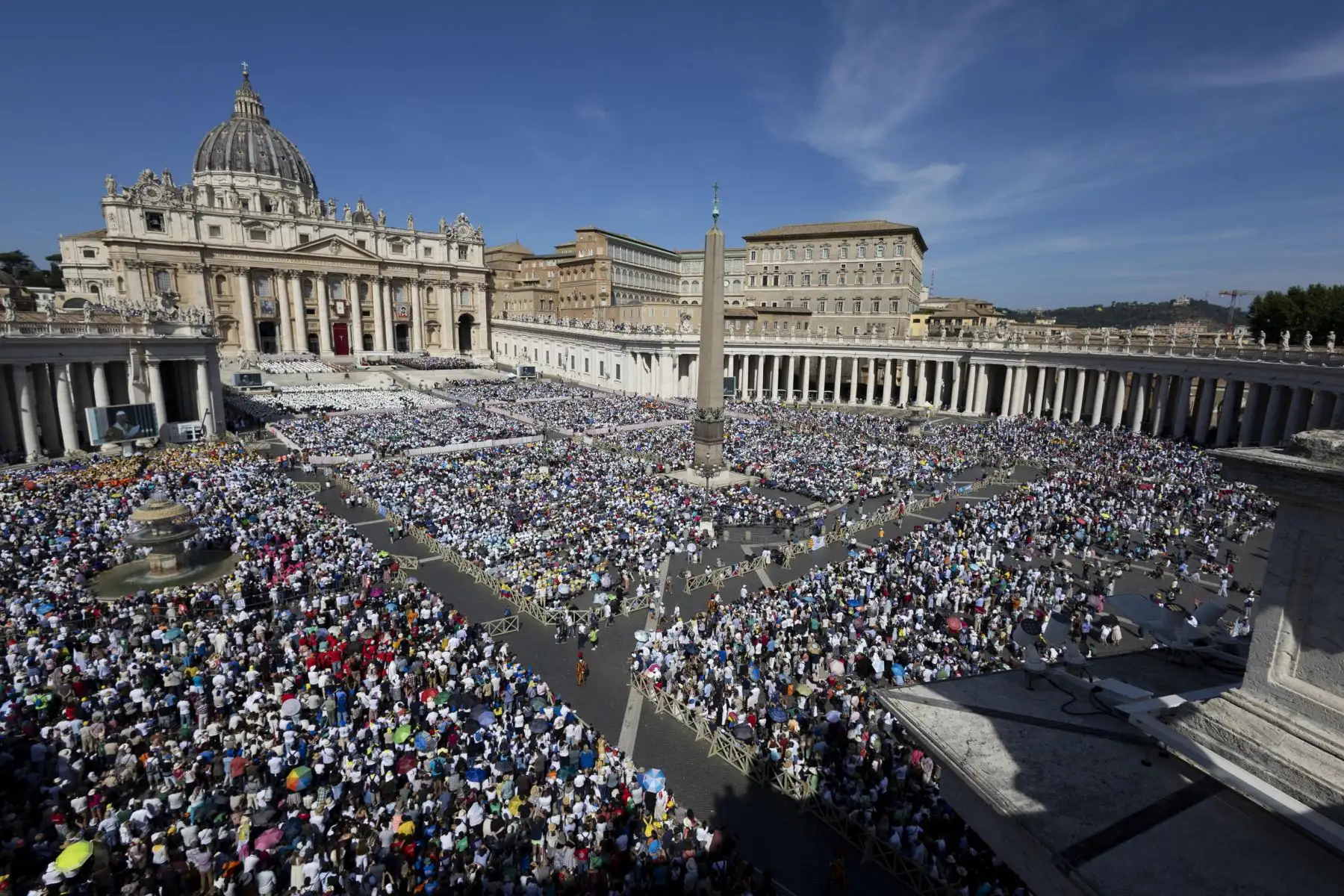 Fieles católicos asisten a la ceremonia de canonización de Carlo Acutis y Piergiorgio Frassati en el Vaticano, el 7 de septiembre de 2025. Carlo Acutis, un adolescente italiano que murió en 2006, fue canonizado por el Papa, convirtiéndose en el primer santo millenial. Foto: EFE