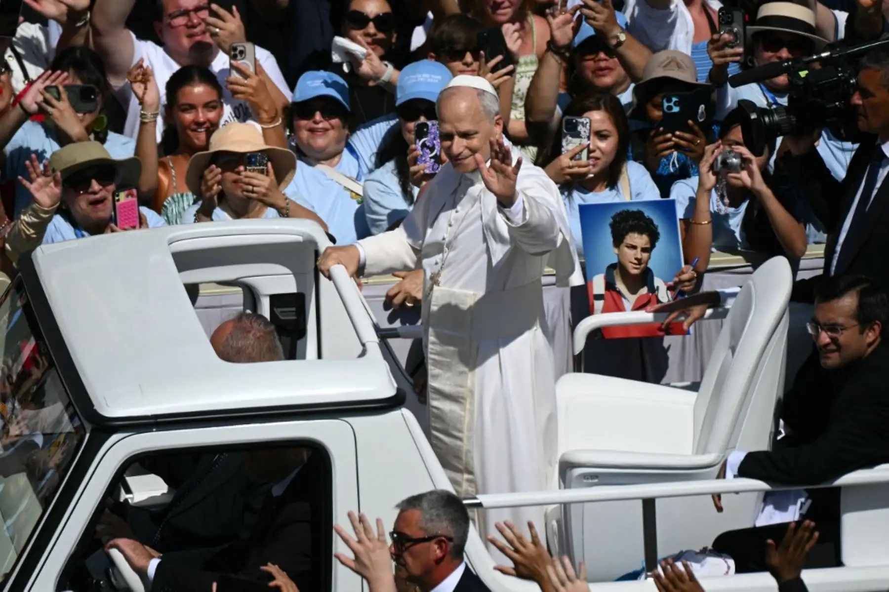 El Papa León XIV saluda a los fieles al partir en el papamóvil tras presidir la Santa Misa y la canonización de los beatos Carlo Acutis y Pier Giorgio Frassati en la Plaza de San Pedro del Vaticano. Un adolescente italiano, apodado "el Influencer de Dios", se convirtió en el primer santo milenial el domingo en una canonización a la que asistieron miles de peregrinos. Foto: AFP