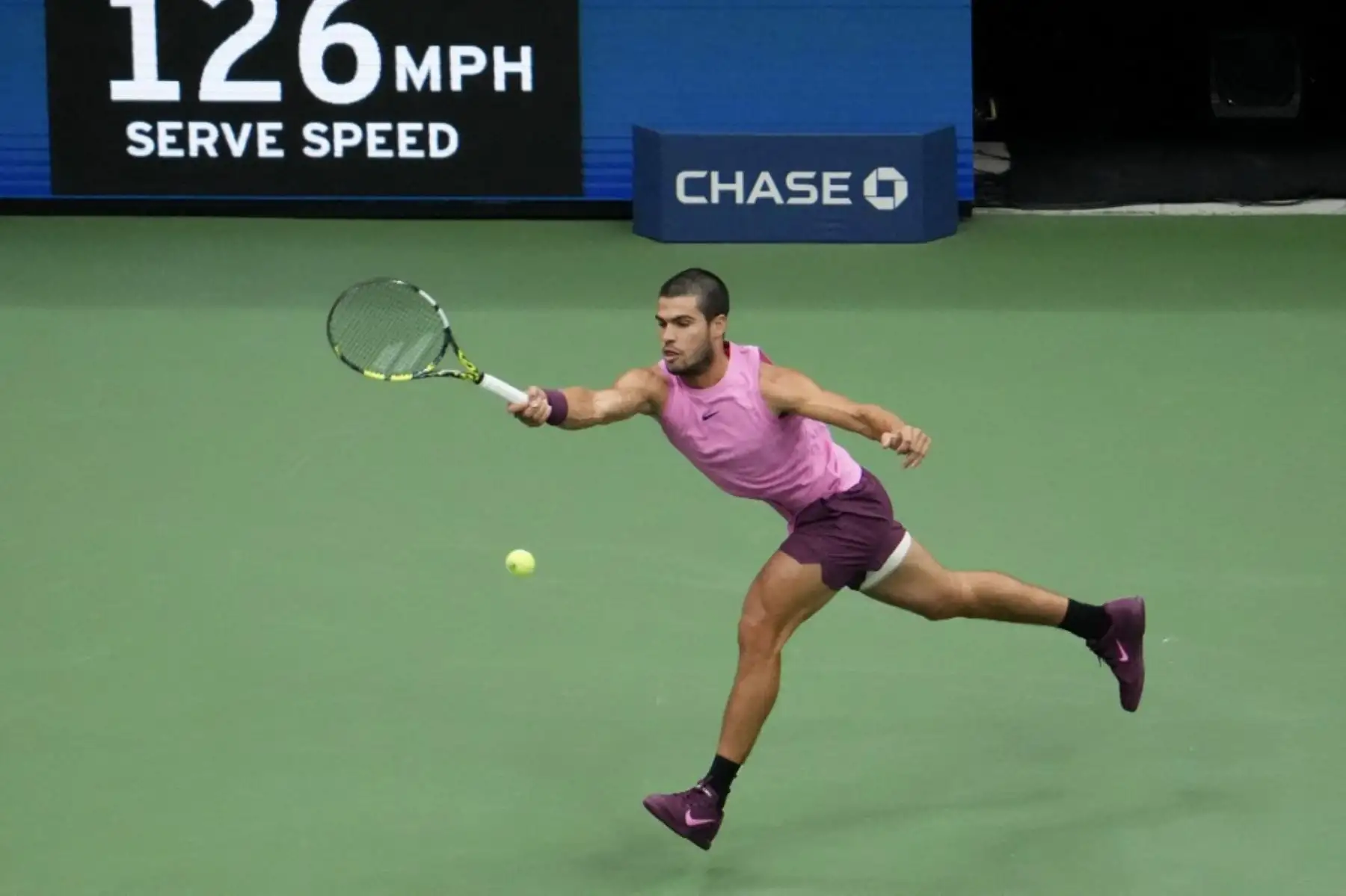 El español Carlos Alcaraz ejecuta un revés de derecha al italiano Jannik Sinner durante la final de tenis individual masculina en el día quince del torneo de tenis US Open en el Centro Nacional de Tenis USTA Billie Jean King en la ciudad de Nueva York el 7 de septiembre de 2025. Foto: AFP