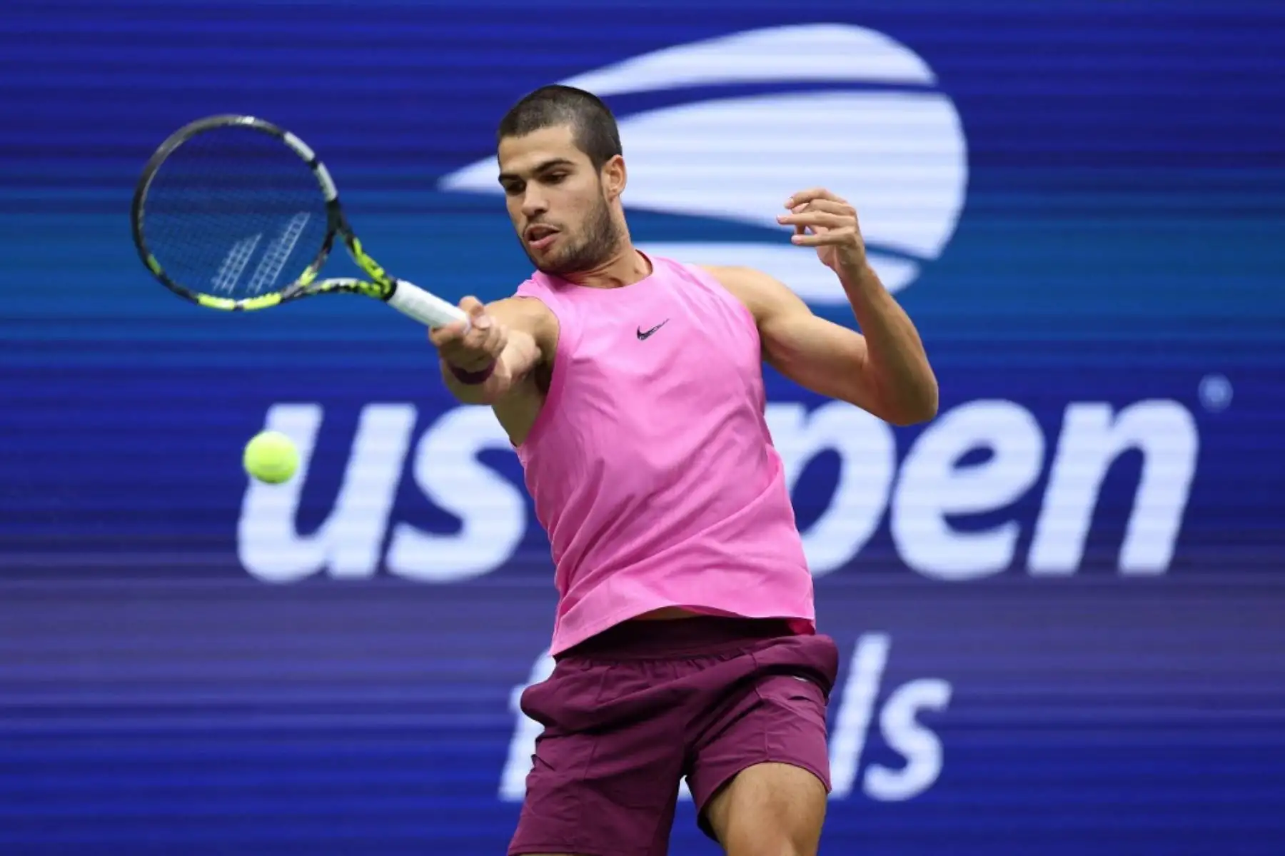 Carlos Alcaraz de España devuelve un tiro contra Jannik Sinner de Italia durante su partido final individual masculino en el día quince del US Open 2025 en el USTA Billie Jean King National Tennis Center el 7 de septiembre de 2025 en la ciudad de Nueva York. Foto: Getty Images / AFP