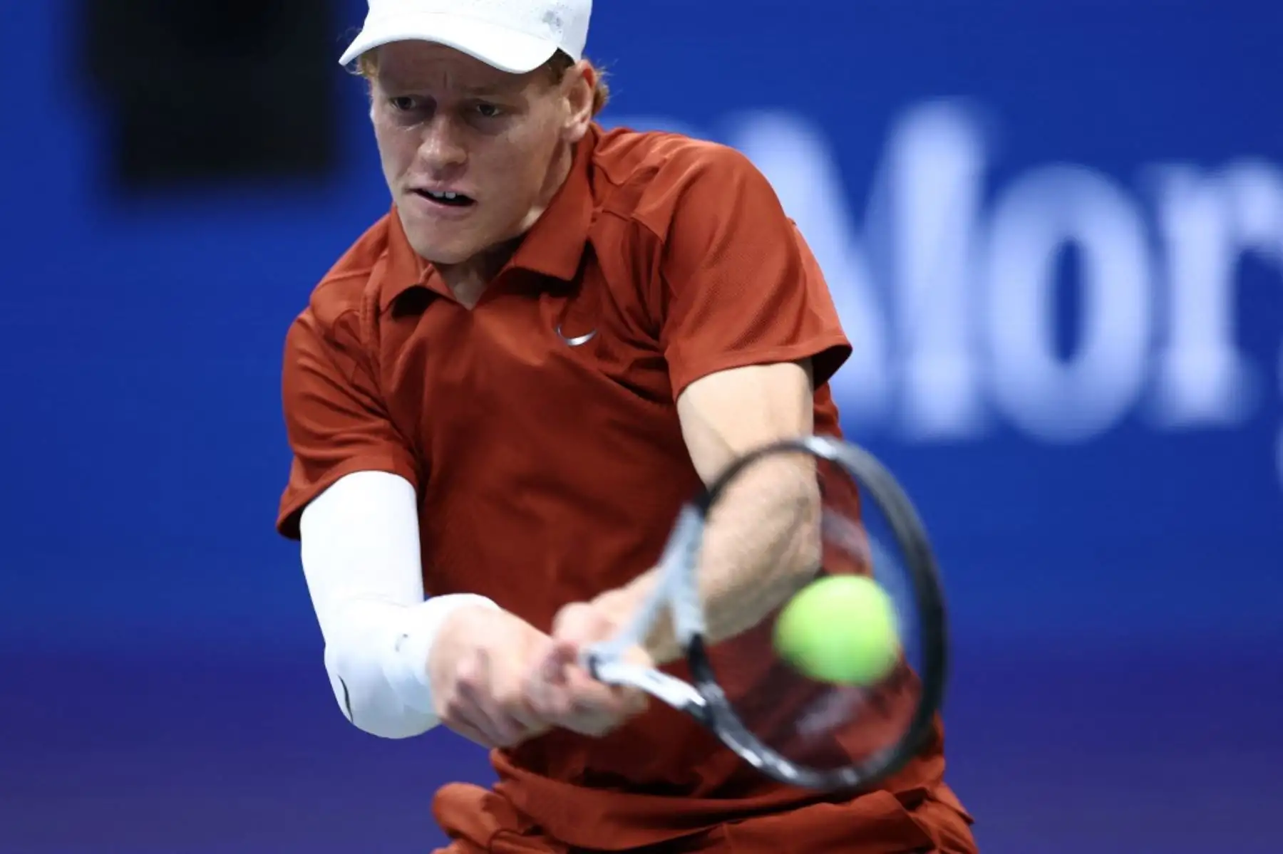 El italiano Jannik Sinner le da un tiro al español Carlos Alcaraz durante la final de tenis individual masculino en el día quince del torneo de tenis US Open en el Centro Nacional de Tenis USTA Billie Jean King en la ciudad de Nueva York el 7 de septiembre de 2025. Foto: AFP