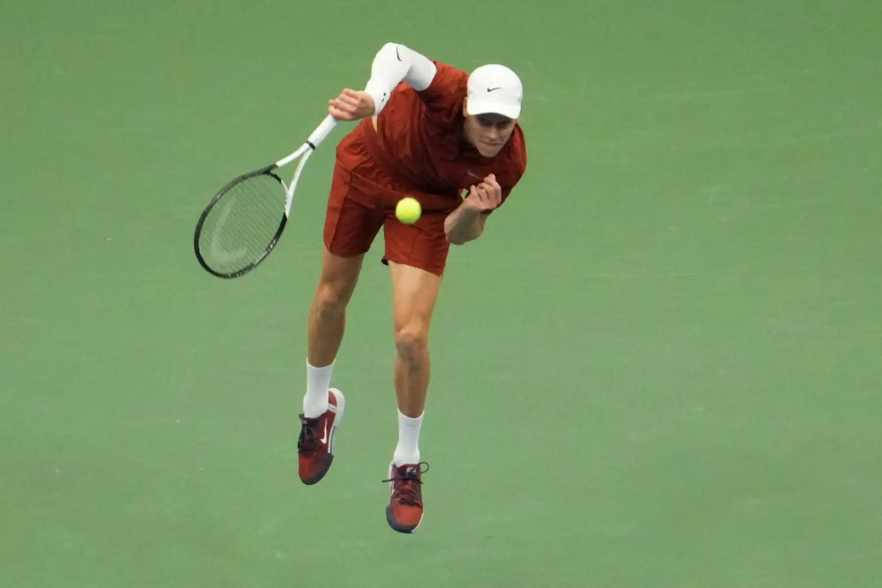 El italiano Jannik Sinner le devuelve un tiro al español Carlos Alcaraz durante la final de tenis individual masculino en el día quince del torneo de tenis US Open en el Centro Nacional de Tenis USTA Billie Jean King en la ciudad de Nueva York el 7 de septiembre de 2025. Foto: AFP