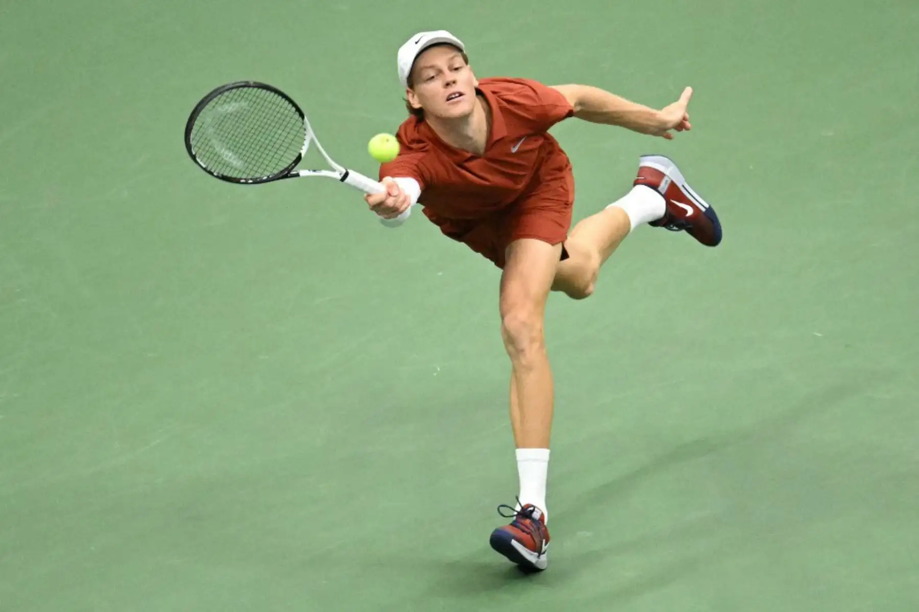 El italiano Jannik Sinner le da un tiro al español Carlos Alcaraz en la final de tenis individual masculino en el día quince del torneo de tenis US Open en el Centro Nacional de Tenis USTA Billie Jean King en la ciudad de Nueva York el 7 de septiembre de 2025. Foto: AFP