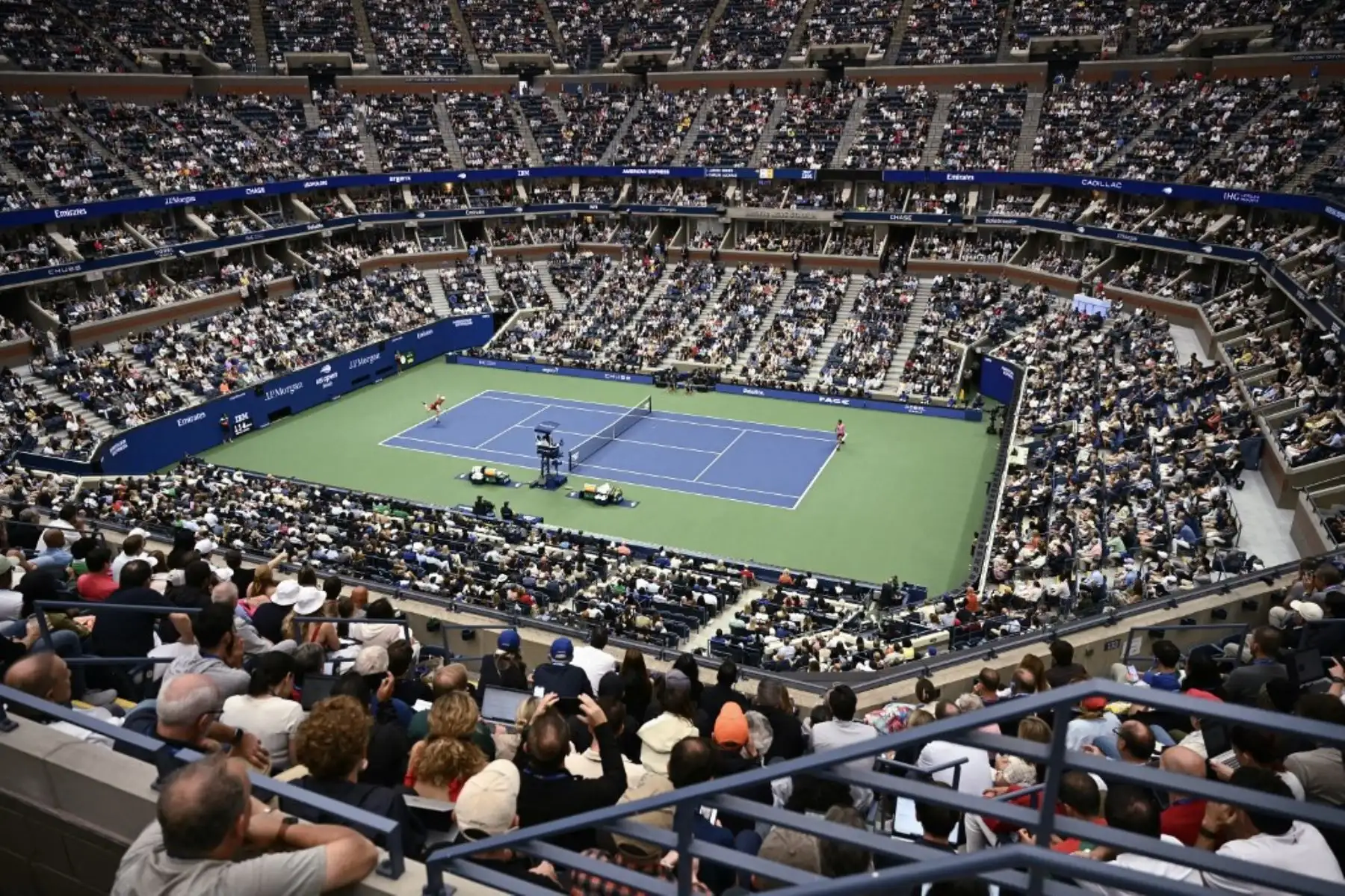 Una vista general muestra el estadio Arthur Ashe durante la final de tenis individual masculina entre el español Carlos Alcaraz y el italiano Jannik Sinner en el torneo de tenis US Open en el Centro Nacional de Tenis USTA Billie Jean King en la ciudad de Nueva York el 7 de septiembre de 2025. Foto: AFP