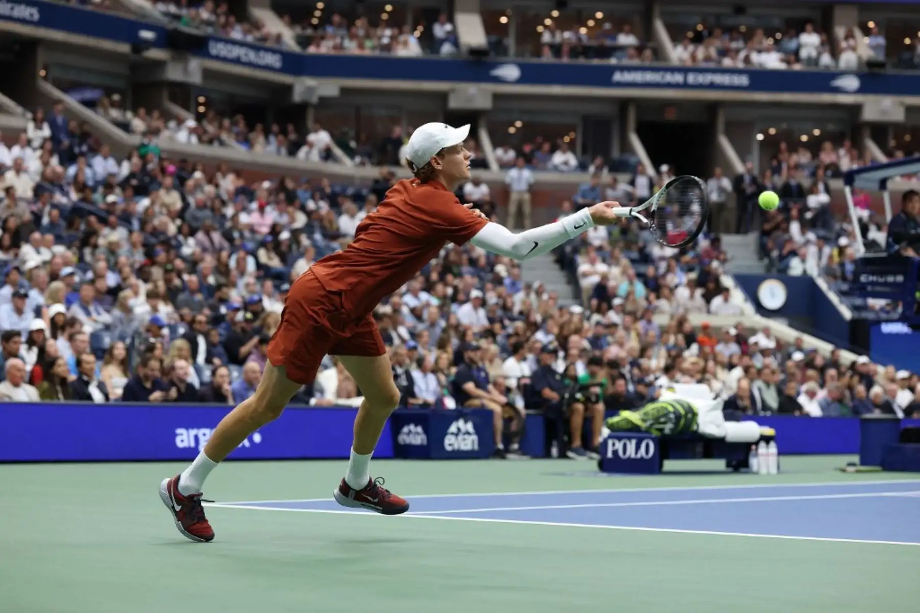 Jannik Sinner de Italia devuelve un tiro contra Carlos Alcaraz de España durante su partido final individual masculino en el día quince del US Open 2025 en el USTA Billie Jean King National Tennis Center el 7 de septiembre de 2025 en la ciudad de Nueva York. Foto: Getty Images / AFP