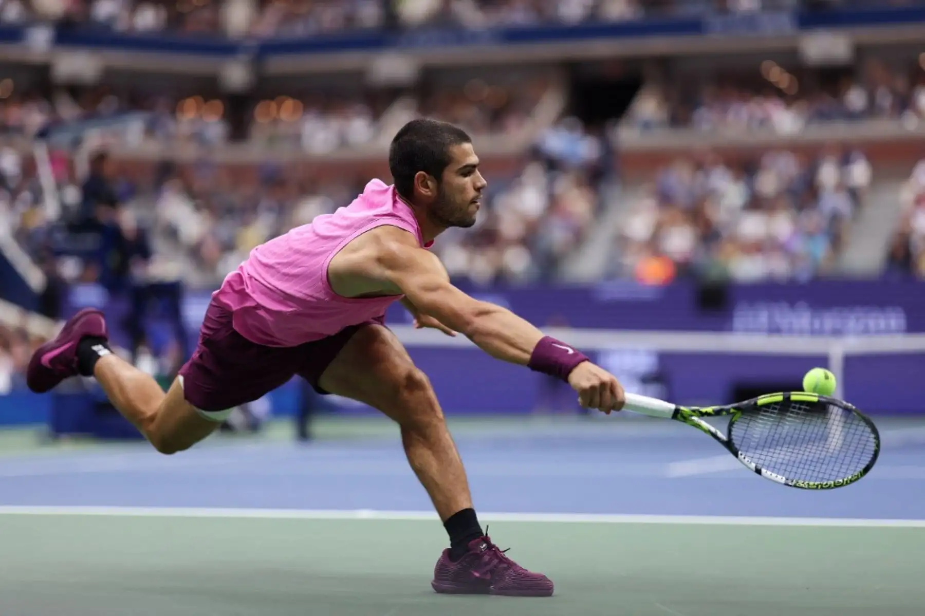 Carlos Alcaraz de España devuelve un tiro contra Jannik Sinner de Italia durante su partido final individual masculino en el día quince del US Open 2025 en el USTA Billie Jean King National Tennis Center el 7 de septiembre de 2025 en la ciudad de Nueva York. Foto: AFP
