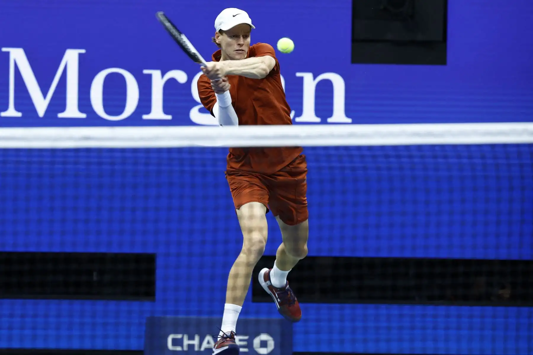 El italiano Jannik Sinner le da un tiro al español Carlos Alcaraz durante la final de tenis individual masculino en el día quince del torneo de tenis US Open en el Centro Nacional de Tenis USTA Billie Jean King en la ciudad de Nueva York el 7 de septiembre de 2025.