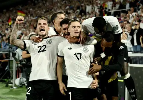 Florian Wirtz de Alemania (3-D) celebra con sus compañeros de equipo después de anotar el gol 3-1 durante el partido de clasificación del Grupo A de la Copa Mundial de la FIFA 2026 entre Alemania e Irlanda del Norte en Colonia, Alemania. Foto: EFE