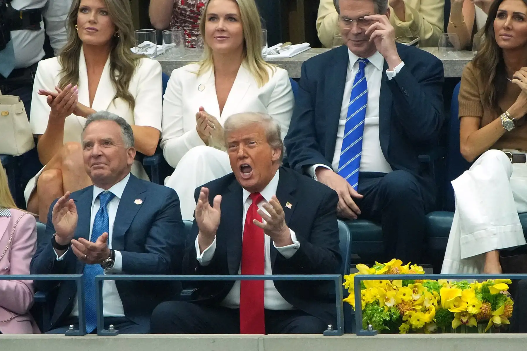 El presidente de Estados Unidos, Donald Trump, sentado junto al enviado especial de Estados Unidos, Steve Witkoff , reacciona mientras observa la final individual masculina del Abierto de Estados Unidos en el Centro Nacional de Tenis Billie Jean King.
Foto: AFP