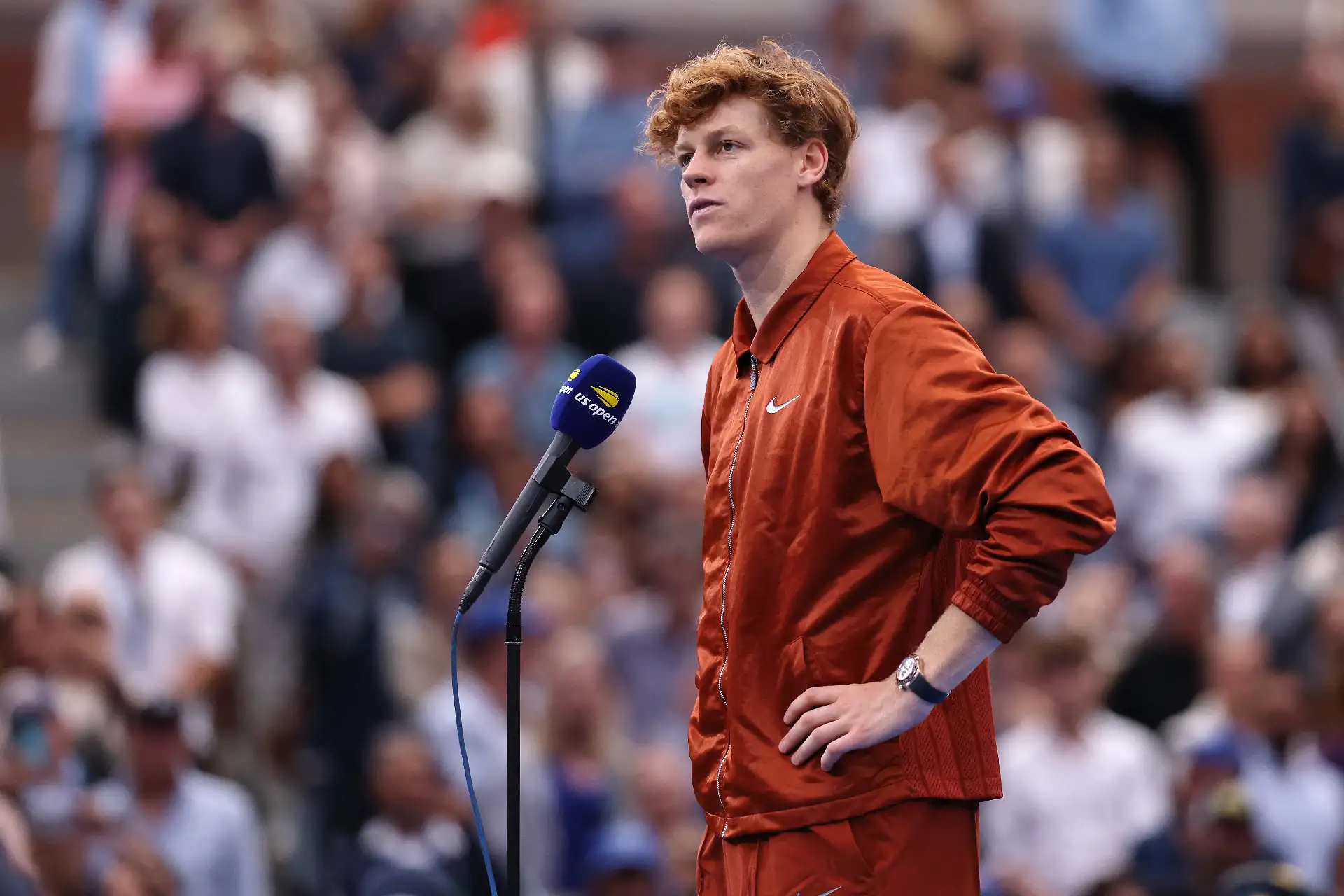 Jannik Sinner, de Italia, habla tras perder ante Carlos Alcaraz, de España, durante la final individual masculina del decimoquinto día del Abierto de Estados Unidos 2025 en el Centro Nacional de Tenis Billie Jean King de la USTA.
Foto: AFP