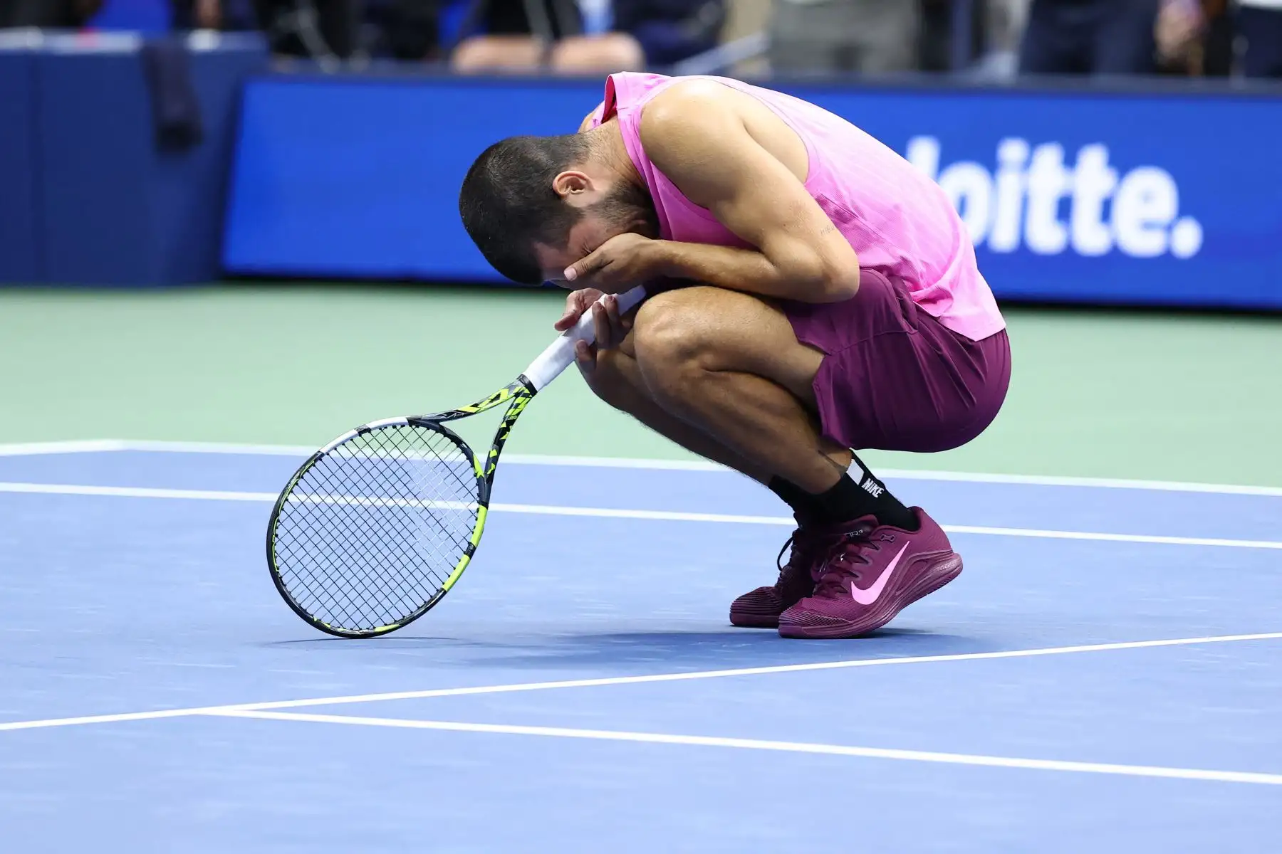 El español Carlos Alcaraz celebra tras derrotar al italiano Jannik Sinner durante su final individual masculina de tenis en el día quince del torneo de tenis US Open en el Centro Nacional de Tenis USTA Billie Jean King en la ciudad de Nueva York.
Foto: AFP